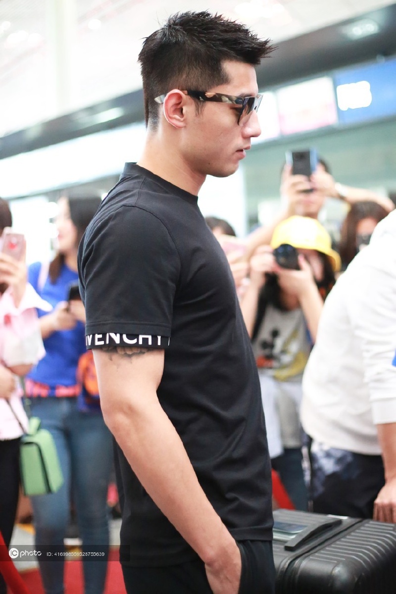张继科酷黑墨镜现身首都机场 受迷妹追随电话粥煲不停