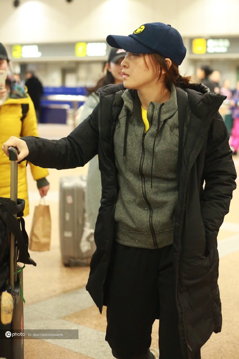 独家刘诗雯迎来短暂假期独自现身北京机场倦容满面