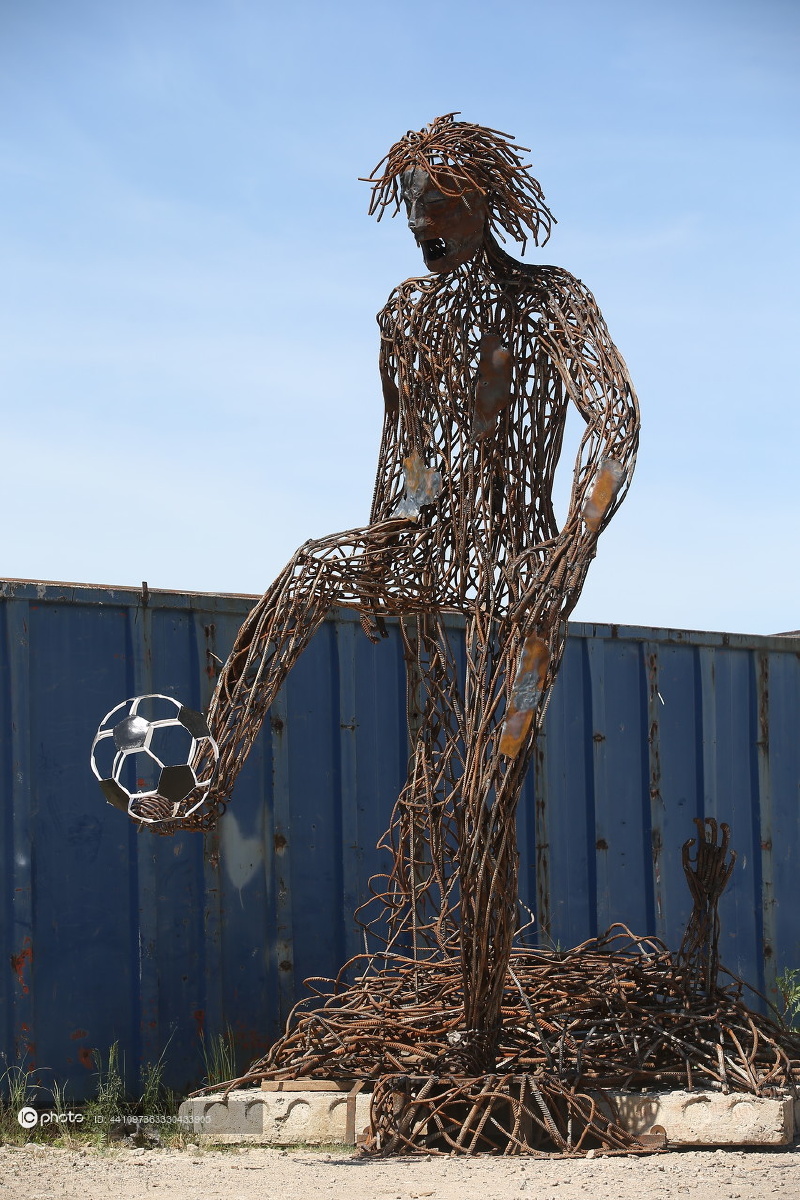 喀山现钢筋踢球者雕塑力拔山兮气势十足