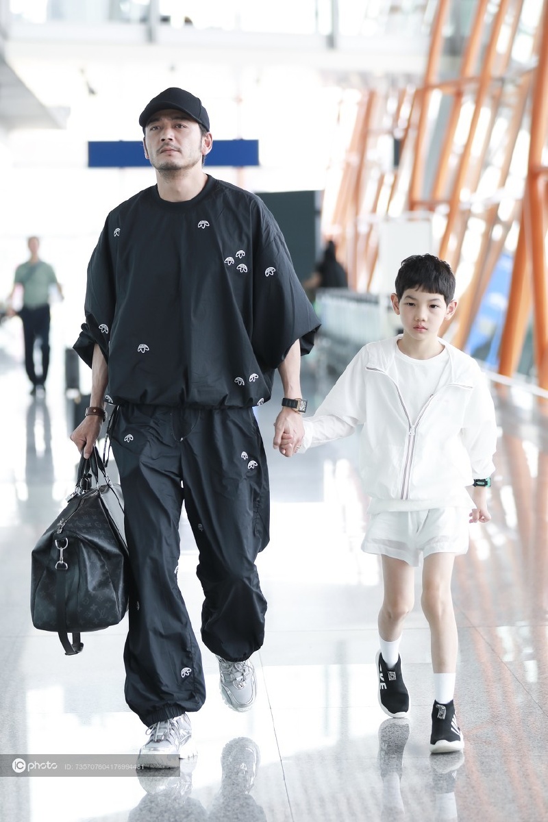 杨烁带儿子小毛驴现身父子俩黑白配大方对镜头比v丝毫不扭捏