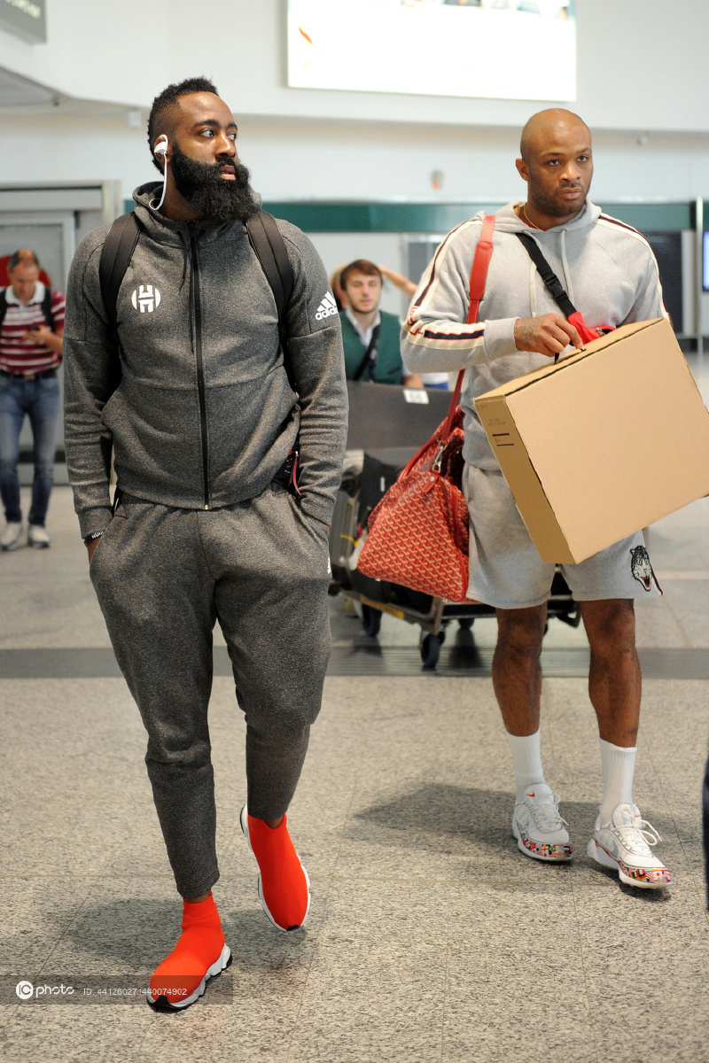 哈登运动装抵达米兰将参加米兰时装周活动