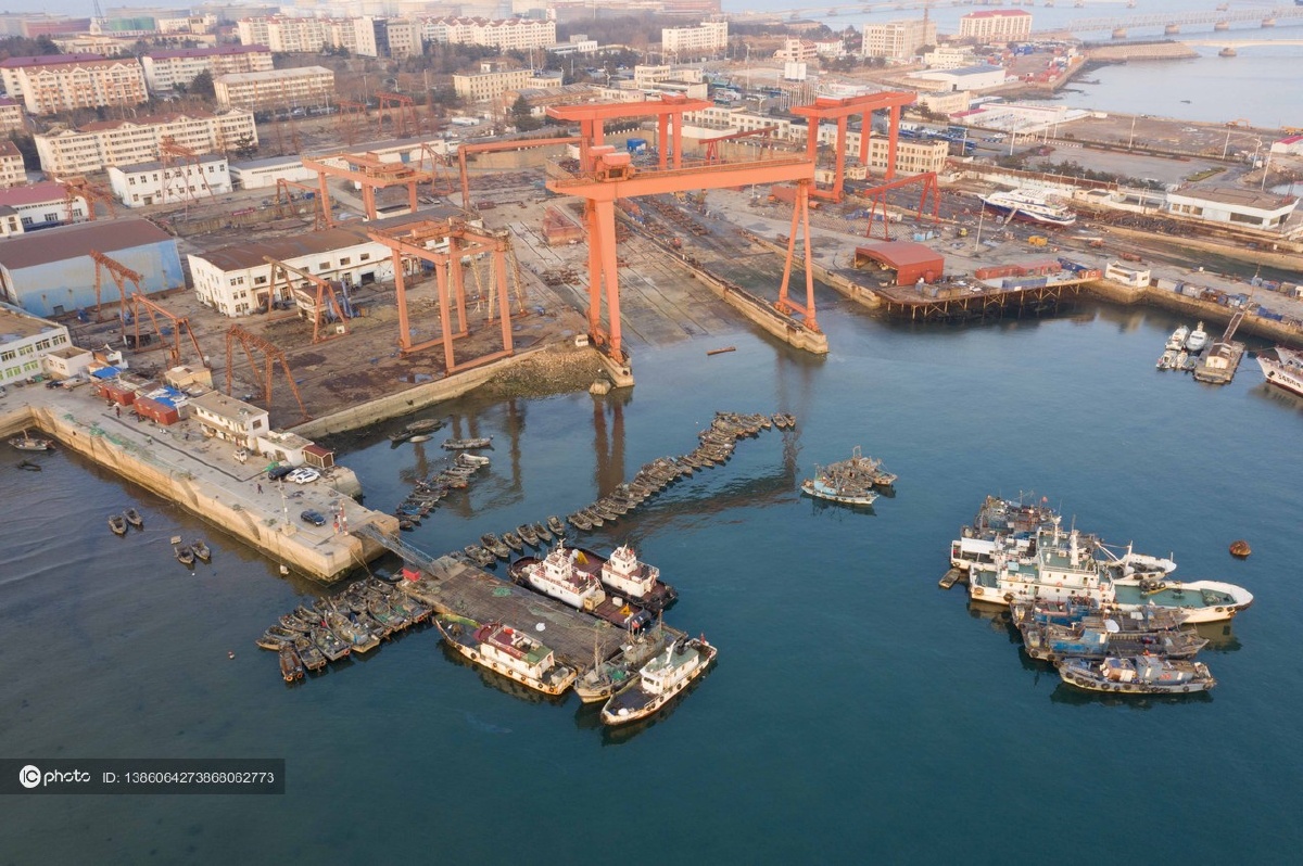 山东青岛渔船有序停泊隆冬胶州湾静美如画