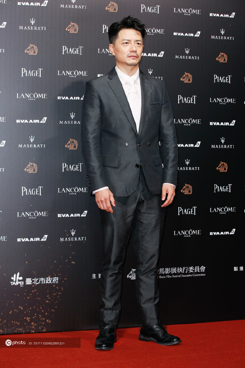 段奕宏burberry2019春夏西装帅气不羁