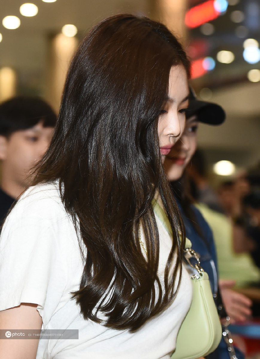 街拍blackpink成员jennieredone白teeadidas运动裤小白鞋byfar手袋