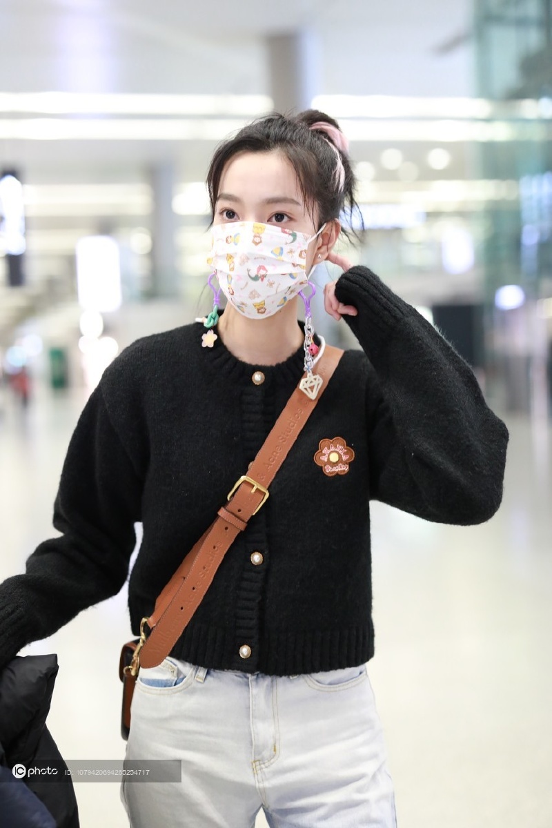 街拍庄达菲dnt针织衫牛仔裤acnestudios手袋元气可爱