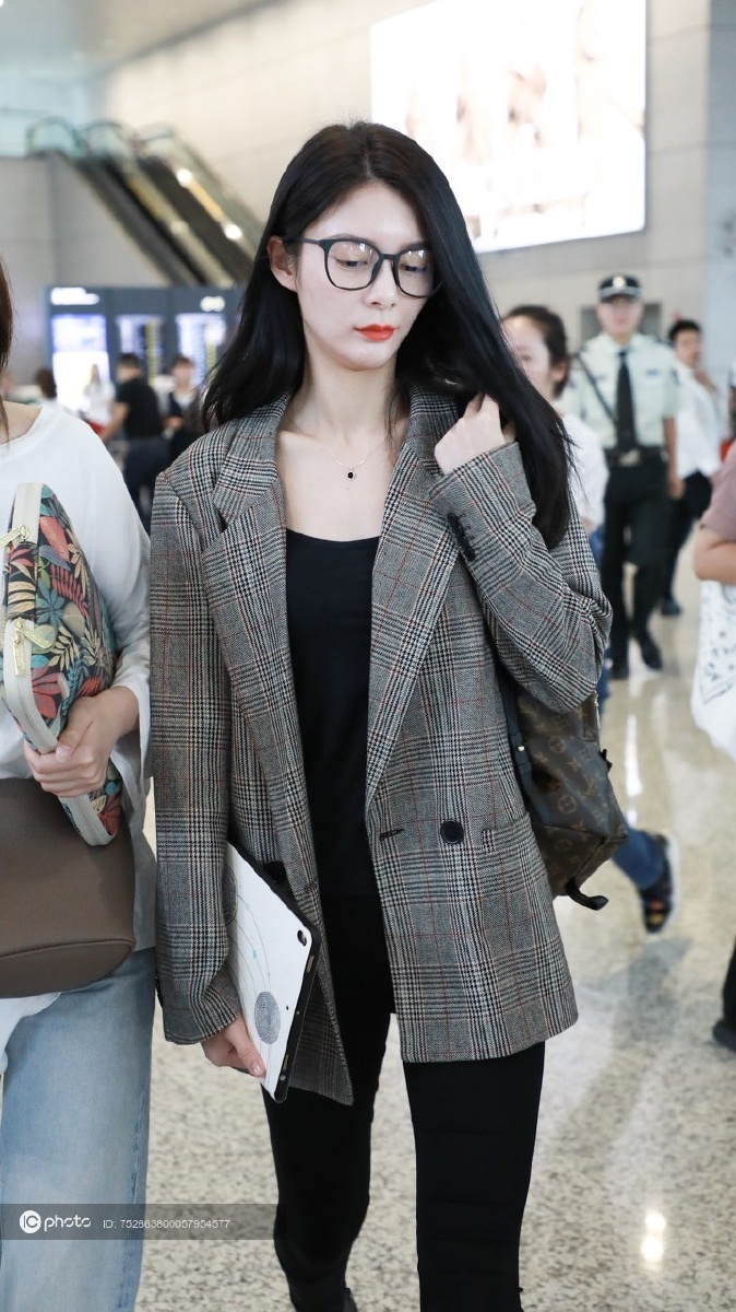 傅菁现身机场不改黑长直女神范儿眼镜pose超攻御姐范儿