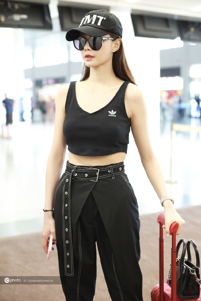 沈梦辰穿露脐装炫腹秀绝美身材酷炫装扮又a又酷超会营业