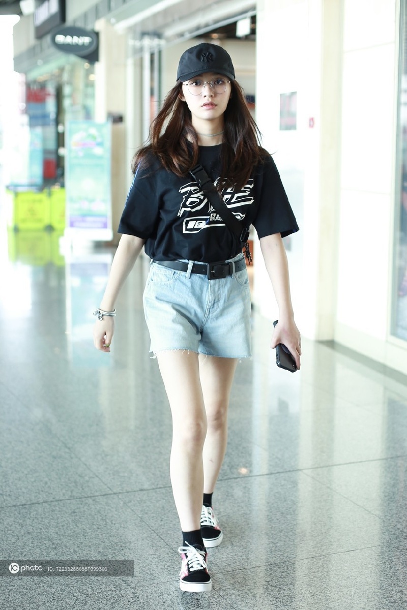 街拍:林允bape黑色字母tee 牛仔短裤 黑色帆布鞋 斜挎包时髦街头风