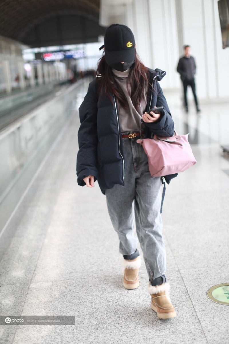 街拍陈钰琪紫色高领衫黑色羽绒服牛仔裤ugg雪地靴longchamp粉色手袋