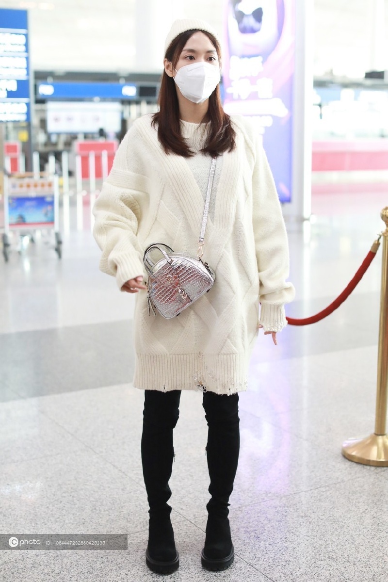 街拍王霏霏白色毛衣黑色长靴银色手袋简约文艺