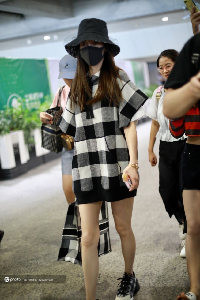 街拍angelababy杨颖christiandior格纹飞袖衬衫同色托特包adidas短裤