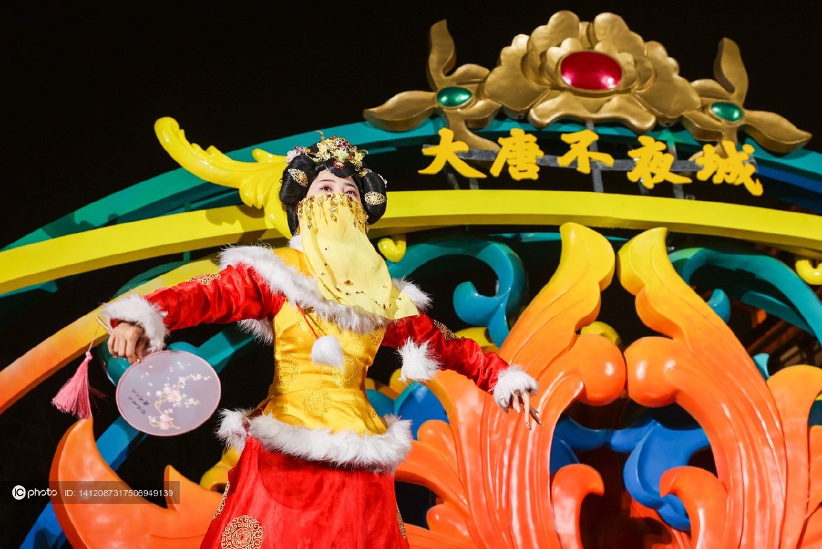 独家元宵节西安大唐不夜城不倒翁出演人气依旧火爆
