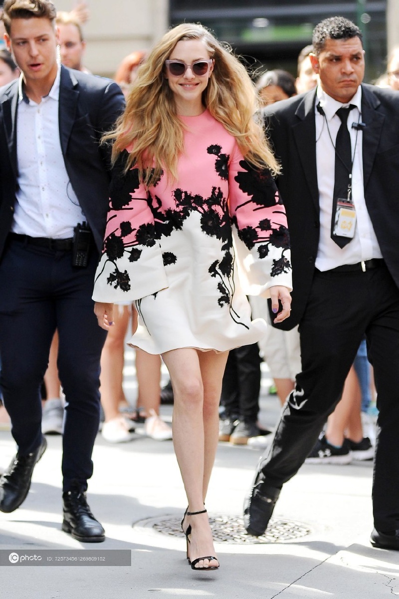 街拍阿曼达塞弗里德valentino拼色花朵裙甜美迷人