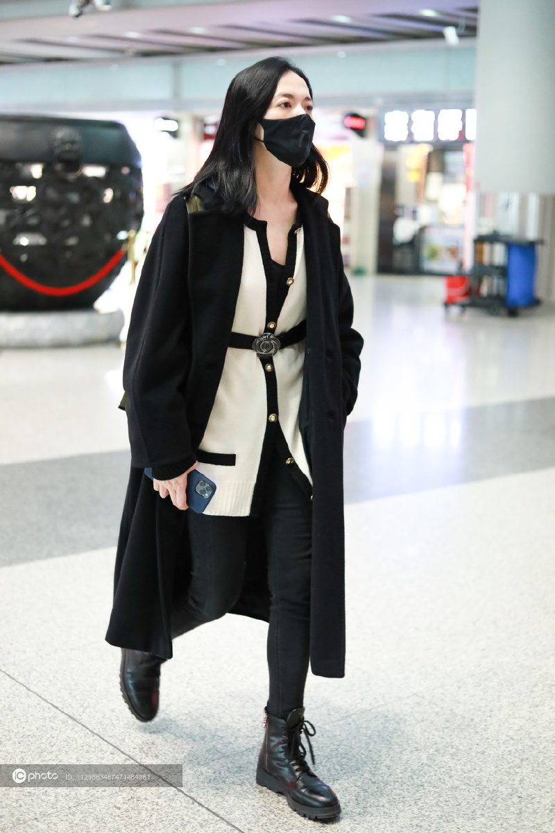 街拍姚晨黑色大衣白色针织开衫腰带黑色短靴紧身裤率性时髦