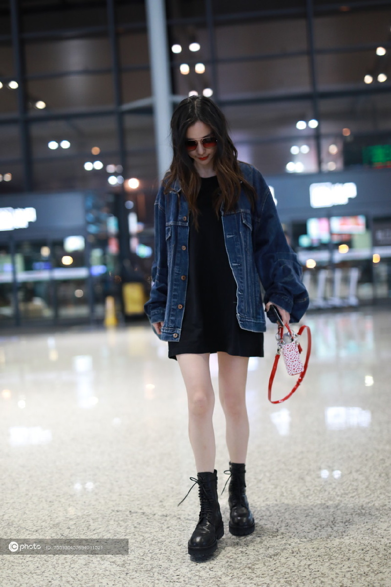 独家angelababy杨颖现身露出爽朗微笑朋克范儿装扮秀腿精实力