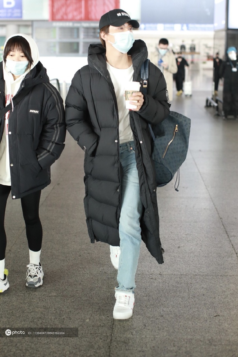 街拍马天宇黑色长款羽绒服白tee牛仔裤简约休闲