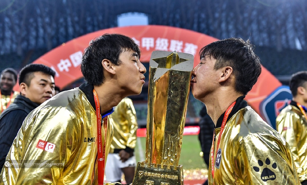 2021年中甲联赛冠军颁奖仪式武汉三镇夺冠捧杯