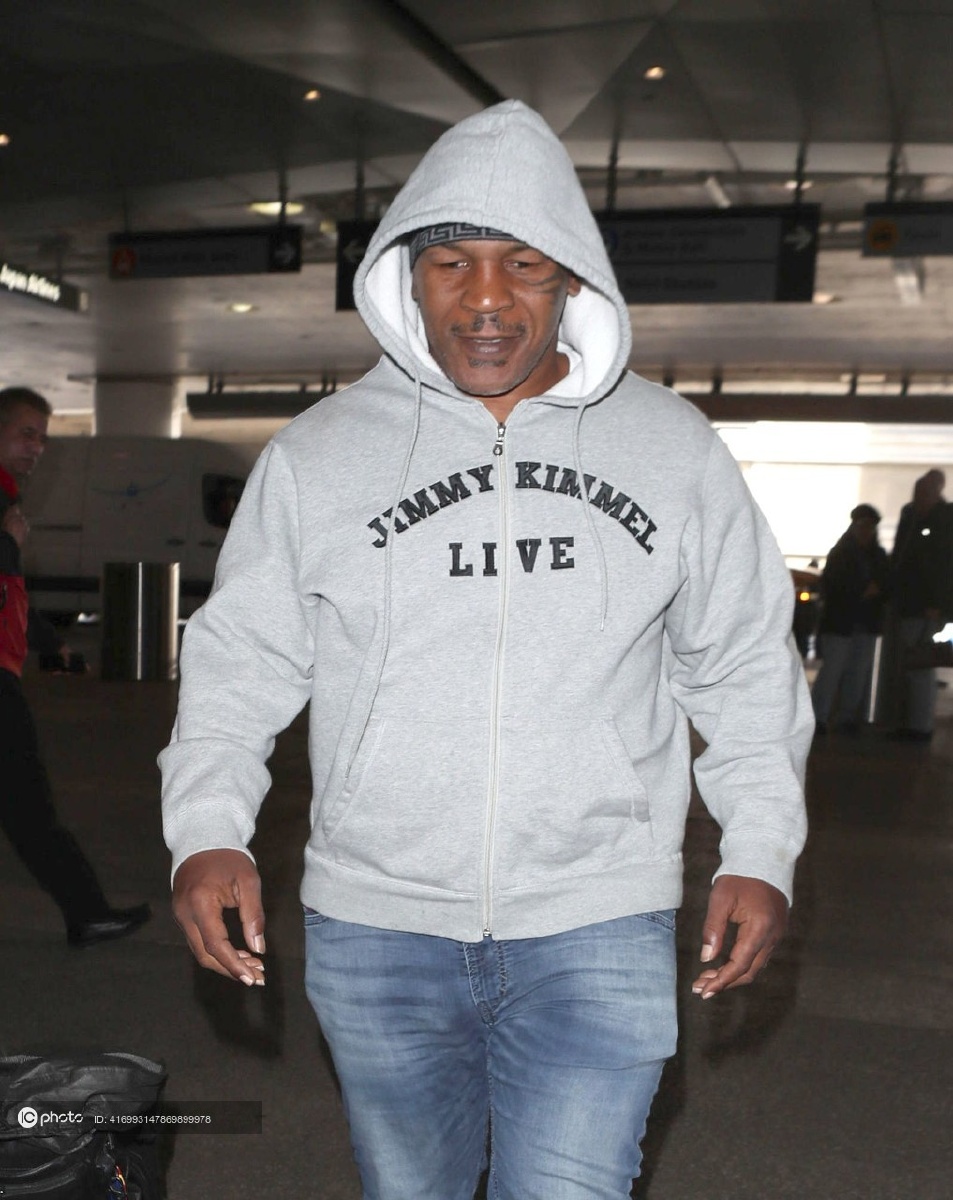 迈克泰森亮相机场卫衣牛仔裤休闲出镜