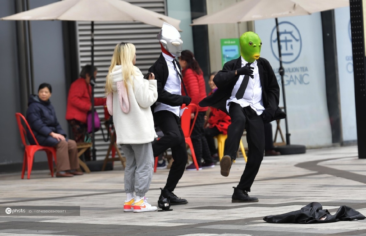 独家暴走的年代年轻人奇装异服重庆街头创作引围观