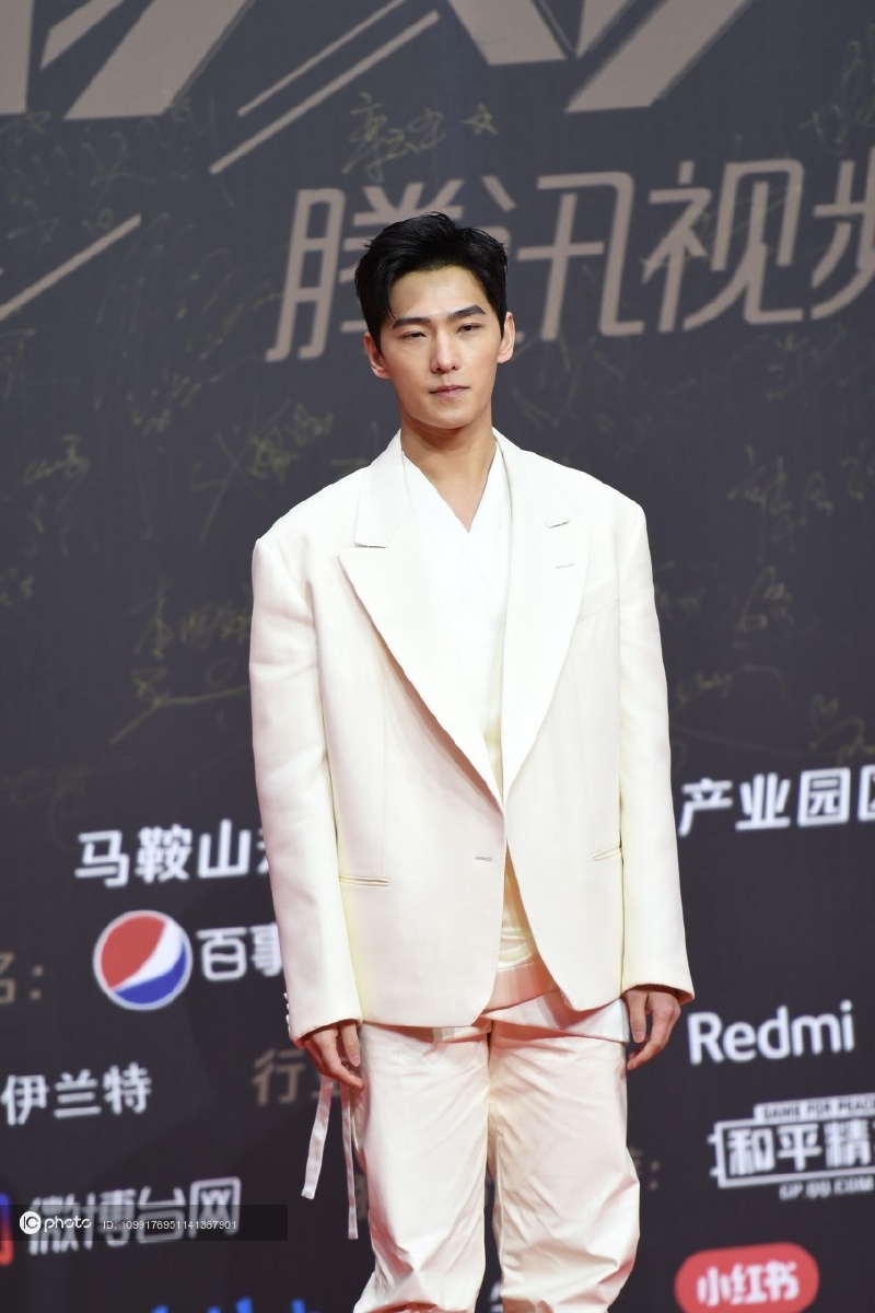 独家2020星光大赏红毯杨洋白色西装帅气精致