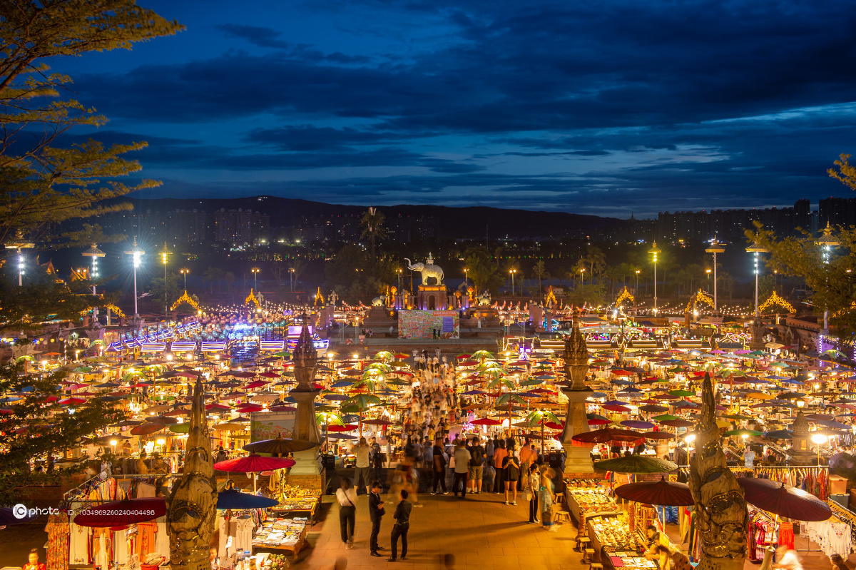 云南西双版纳大金塔广场夜市红火热闹非凡
