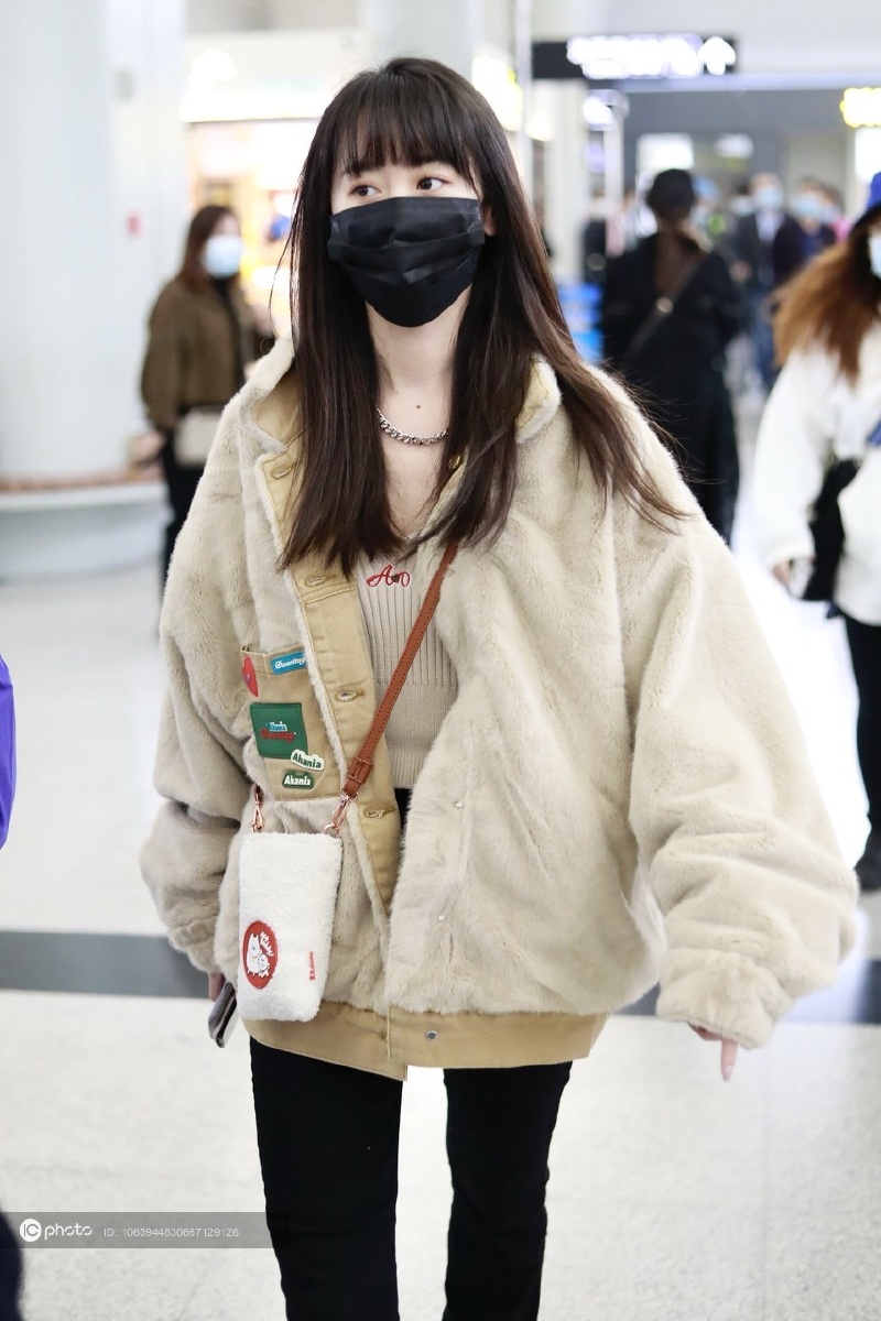 袁冰妍现身长沙机场穿毛绒外套温柔可爱