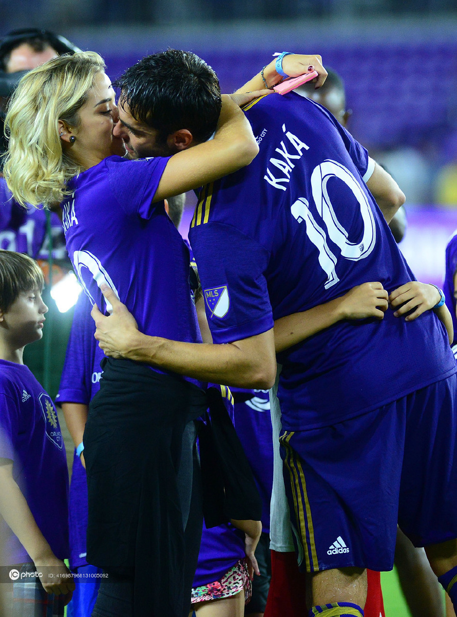 修成正果卡卡向女友卡罗琳娜求婚成功