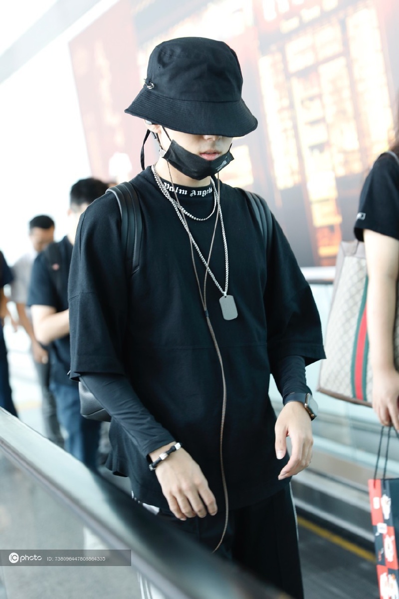 x玖少年团郭子凡黑衣黑帽全副武装低头直走有些高冷