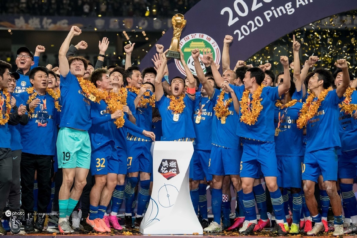 【直播】2020中超联赛颁奖仪式:江苏苏宁易购捧起中超联赛冠军奖杯