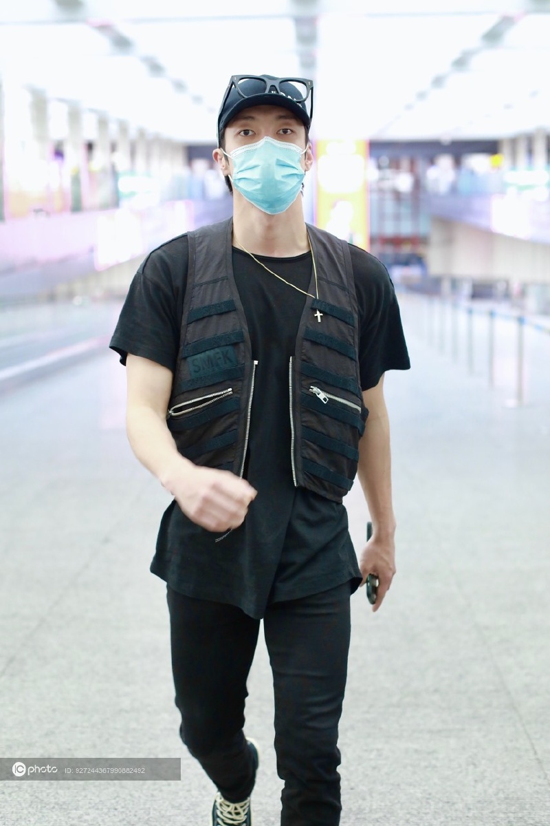 高瀚宇一身黑衣造型酷帅亮相潮味十足