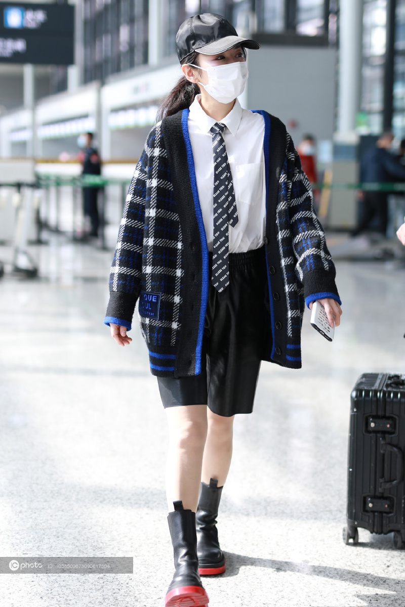 街拍黄奕格纹针织毛衣开衫皮短裤bv厚底靴白色衬衫领导率性时髦