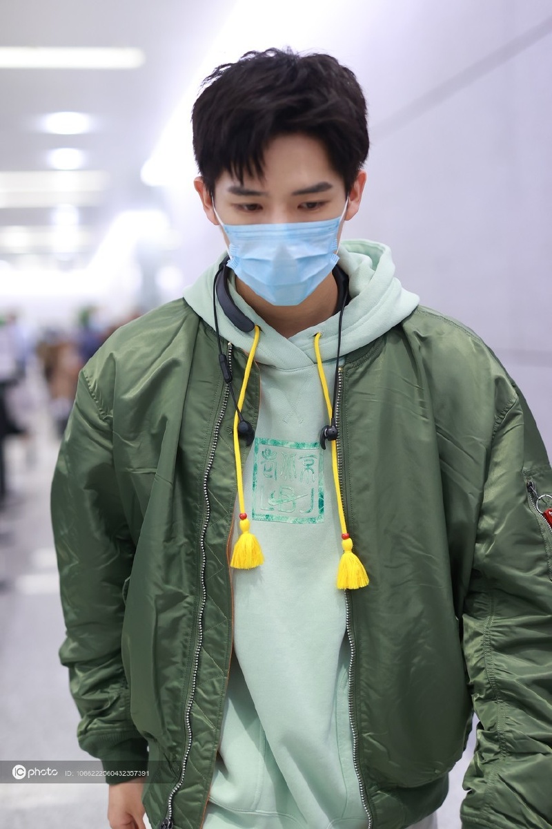街拍王安宇军绿色外套薄荷绿卫衣nike球鞋帅气潮男