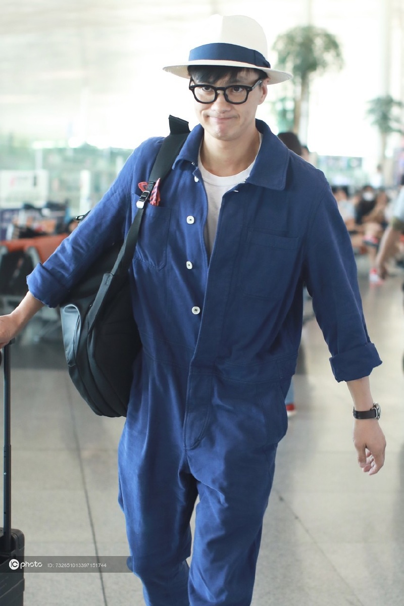 街拍周一围白tee蓝色工装连身衣草帽有型有款