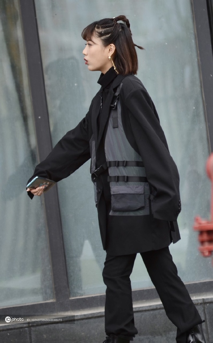 李艺彤现身节目录制现场黑色套装帅气干练频嘟嘴卖萌