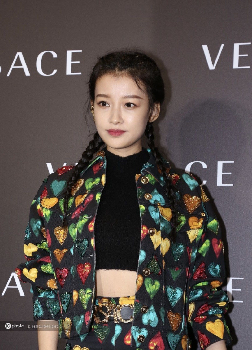 孙怡双马尾嫩回十八岁 露小蛮腰娇俏可人