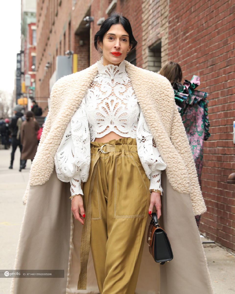 街拍athenacalderone羊羔绒大衣披着泡泡袖镂空衬衫纸袋裤复古时髦