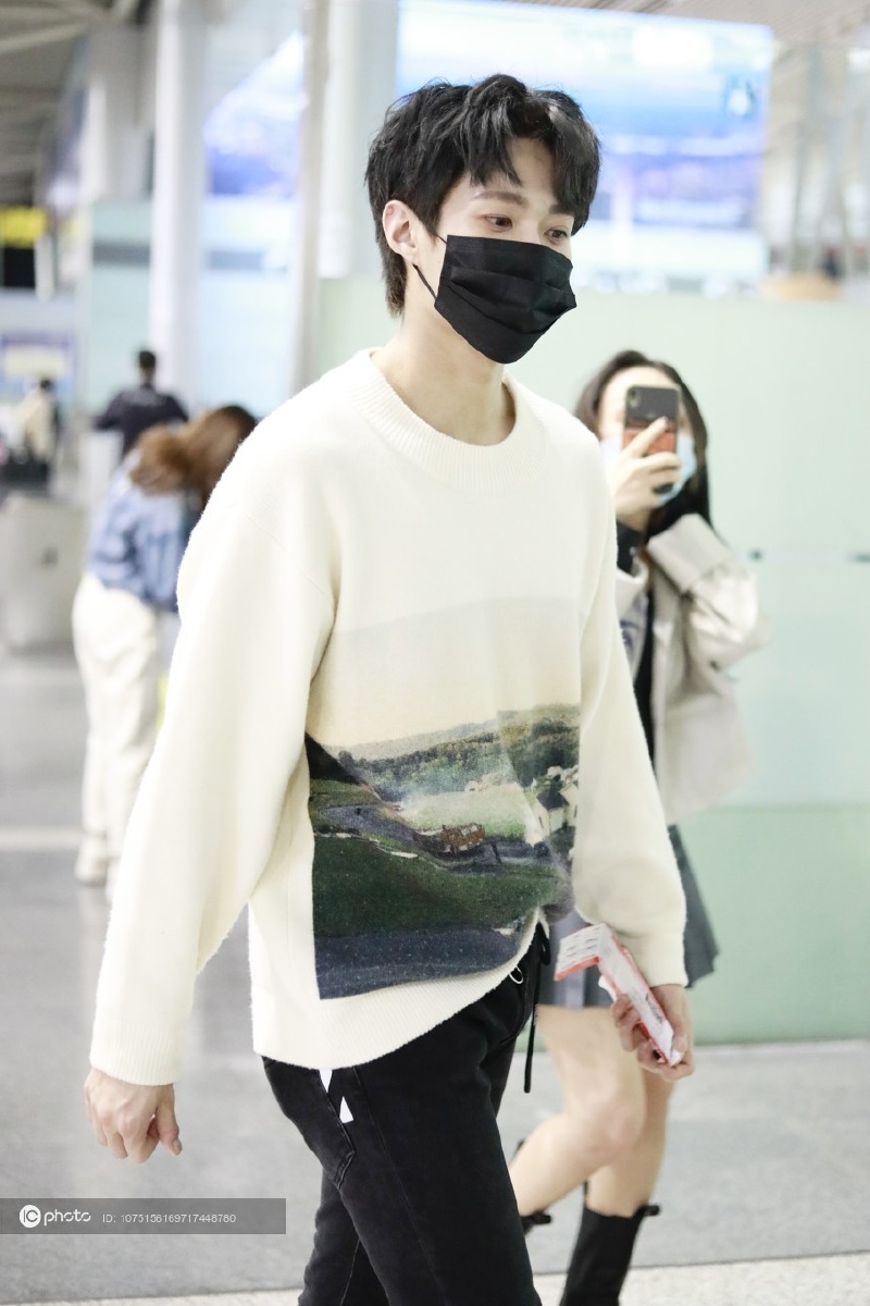 oner组合岳明辉现身长沙机场