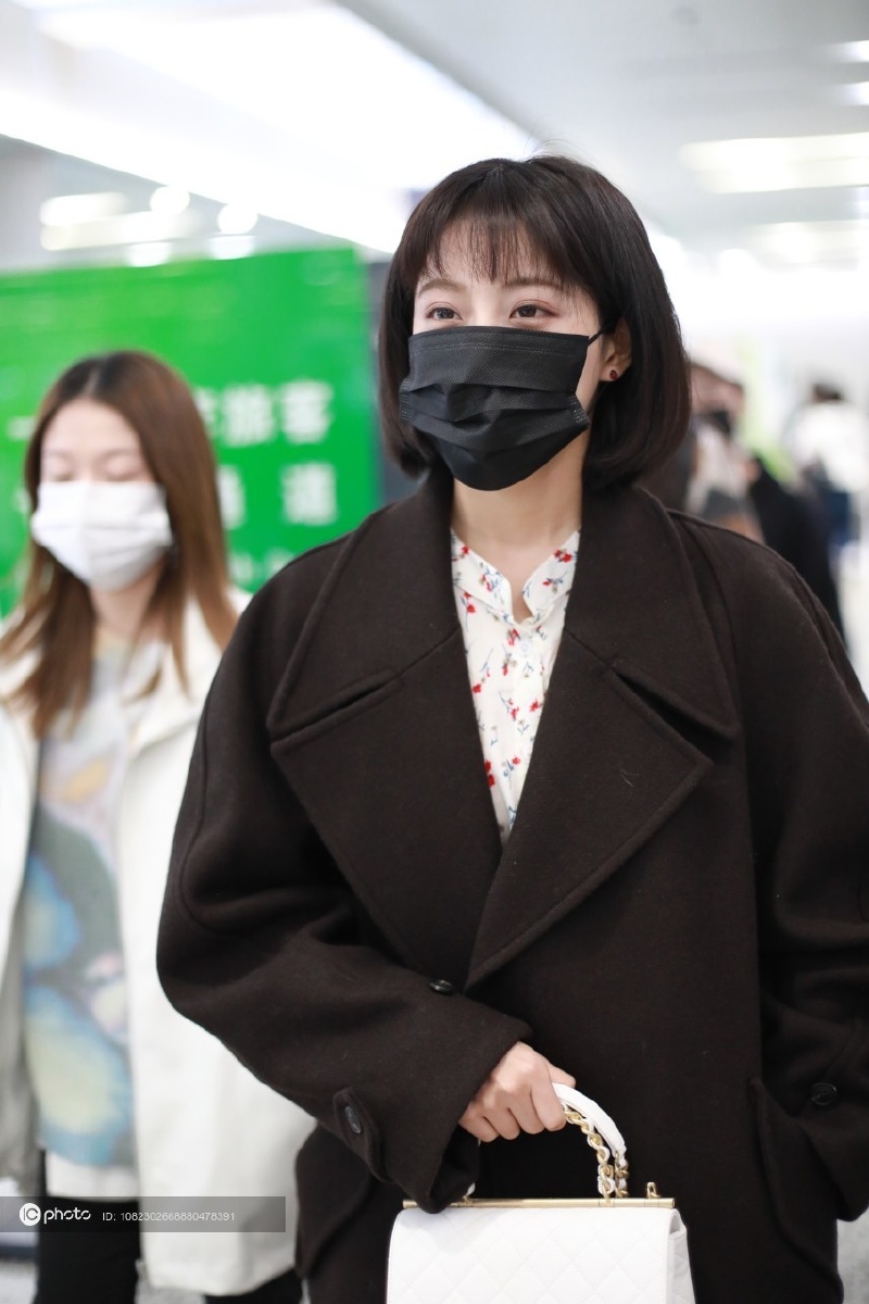 独家李艺彤上海出发短发造型显年轻