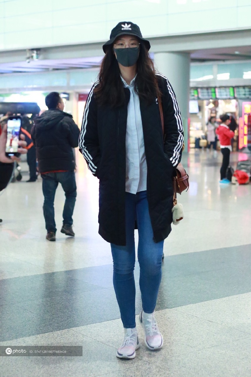 惠若琪和老公现身北京首都机场二人有说有笑甜蜜十足