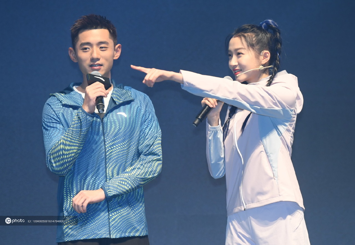 关晓彤梳着麻花辫出席活动与张继科比颠球表情超萌