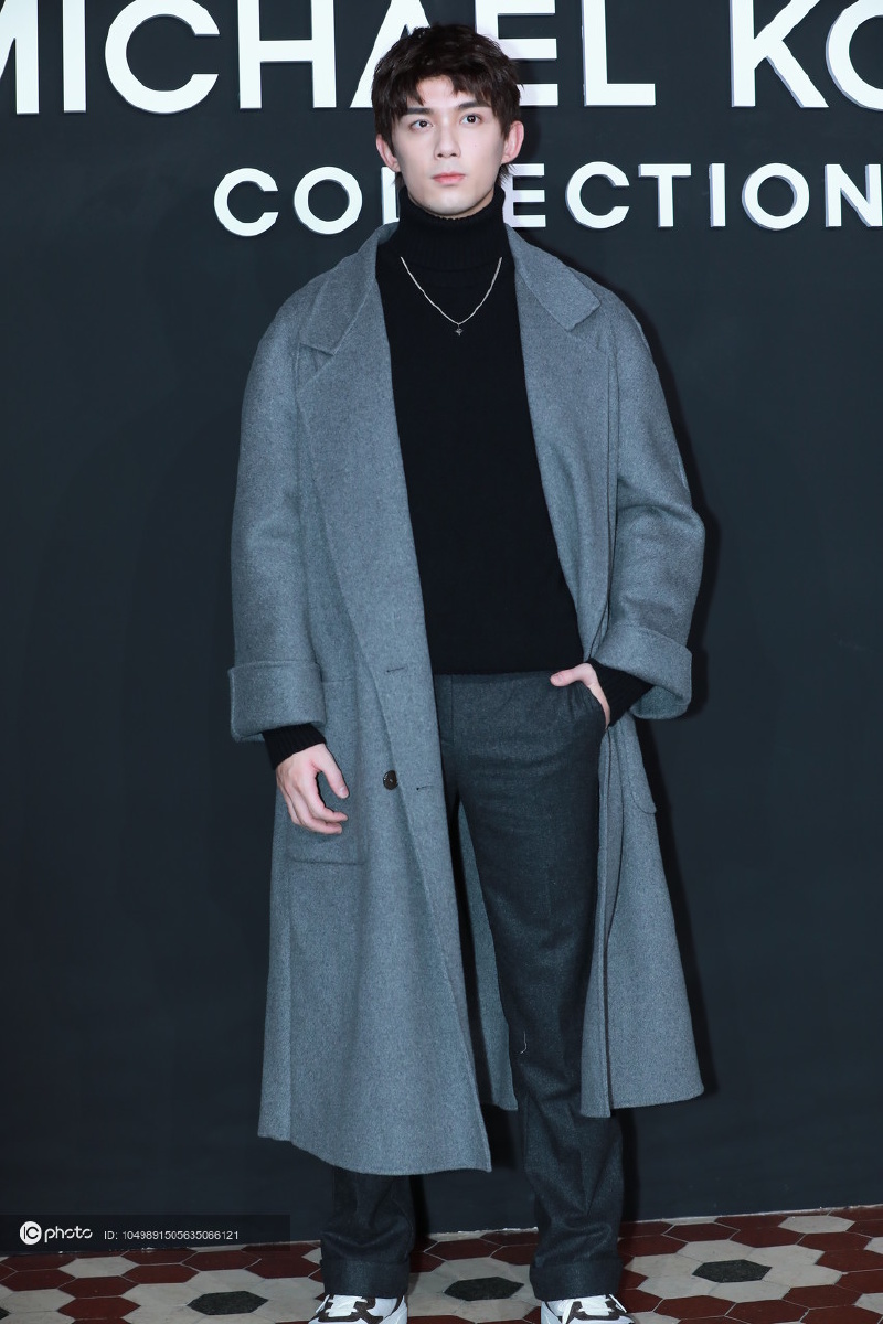 吴磊穿风衣绅士范儿十足笑容帅气迷妹心空