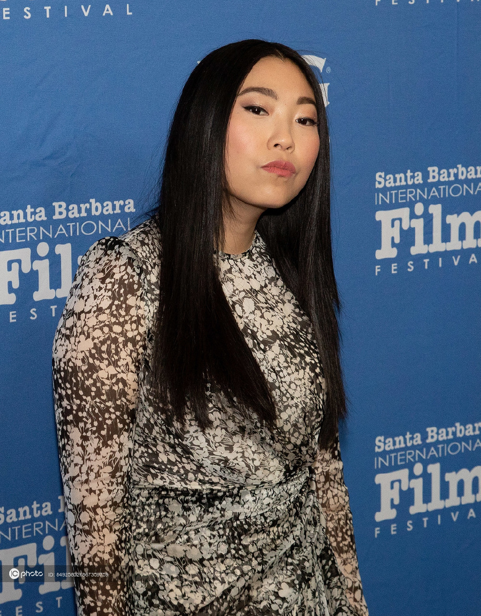 亚裔影后奥卡菲娜身穿碎花长裙高贵优雅