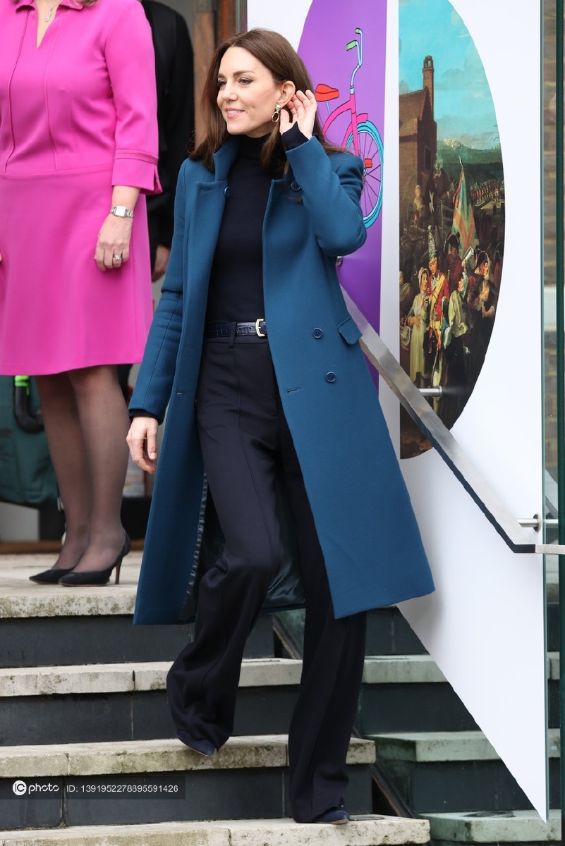 街拍凯特王妃蓝色大衣黑色高领毛衣阔腿裤尖头高跟鞋干练知性