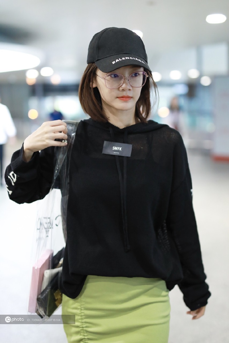街拍苗苗smfk黑色卫衣牛油果绿针织半裙老爹鞋celine透明包balenciaga