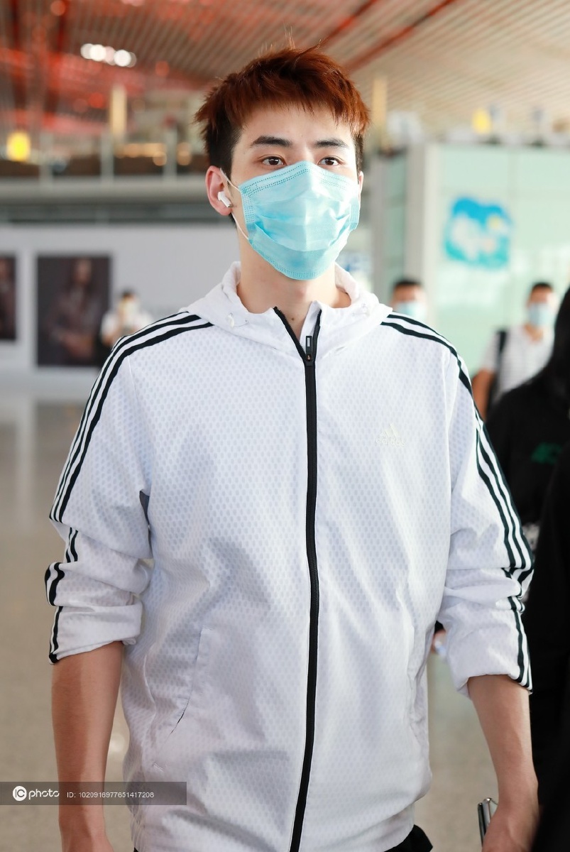 任豪穿运动服打扮帅气短发造型干净利落