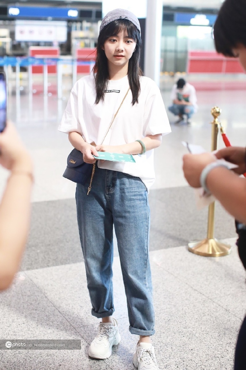 街拍谭松韵burberry白色字母tee牛仔裤ash运动鞋chloe手袋简约休闲