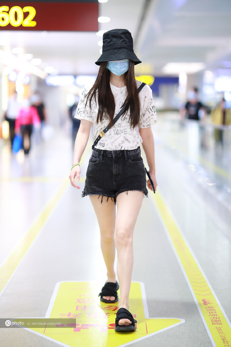 街拍angelababy杨颖白色涂鸦t恤黑色牛仔短裤拖鞋休闲洋气