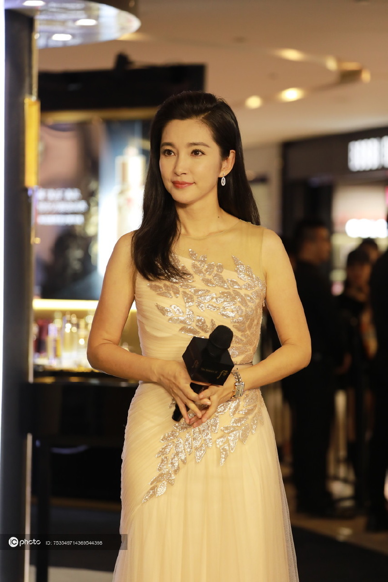 独家李冰冰一袭纱裙女神范儿为品牌站台举止从容大气笑容温婉