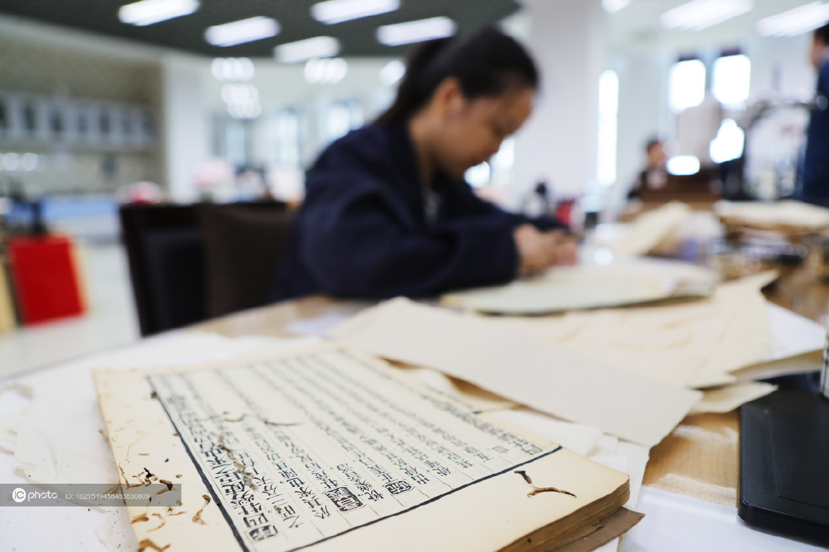 独家:探访南京图书馆古籍修复中心 让书写在古籍里的文字活起来 - IC_photo