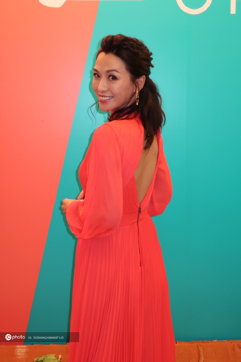 陈炜低胸兼大露背出席活动透露正洽谈内地电影